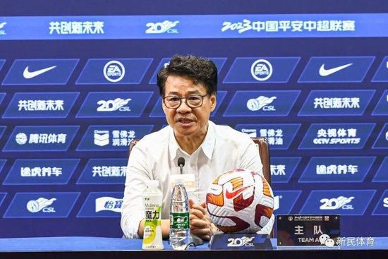 黎漾透过半开的车窗，向左侧看去，只见尹少森整个人已经被吹得风中凌乱了，尤其是那一头黄毛，早已向一边倒去，而嘴边却还挂着欠扁的笑容
